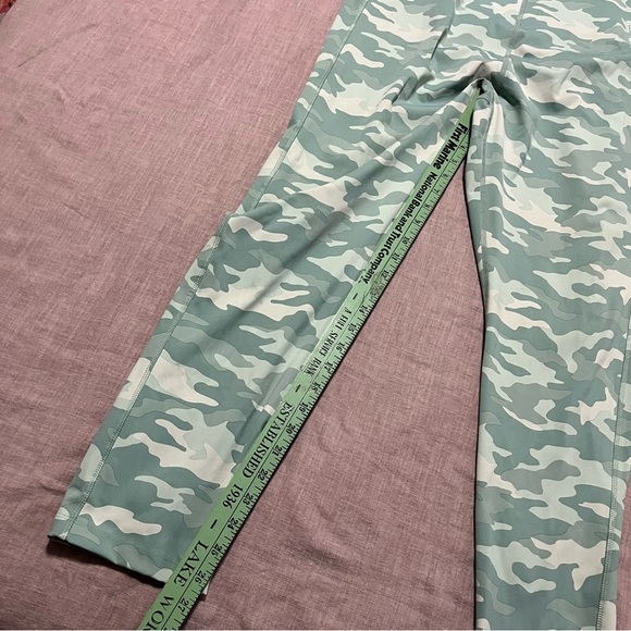 PINK Victoria's Secret sage Green Camouflage Leggings Size XXL Like New Athletic - Picture 3 of 7